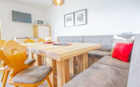 Fügen 450: Pièce, Meubles, Propriété, Table, Design Intérieur, Jaune, Bâtiment, Sol, Chaise, Salle À Manger