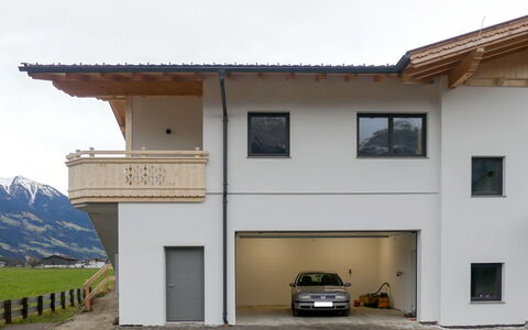 Zillertalblick: Bâtiment, Voiture, Ciel, Fenêtre, Véhicule, Plante, Maison, Architecture, Bois