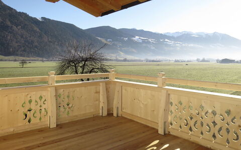 Zillertalblick: Propriété, Pièce, Mur, Sol, Ciel, Herbe, Arbre, Paysage, Plafond, Maison