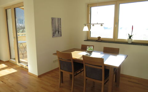 Zillertalblick: Table, Propriété, Meubles, Fenêtre, Bâtiment, Plante, Bois, Design Intérieur, Ombre
