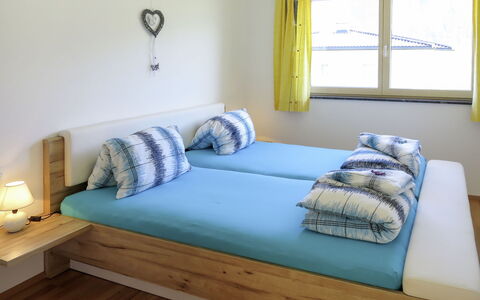 Zillertalblick: Meubles, Chambre, Lit, Pièce, Propriété, Cadre De Lit, Design Intérieur, Matelas, Sol, Literie
