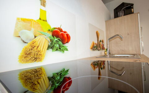 Ötz 150: Aliments, Robinet, Cabinetry, Comptoir, Luminaire Plomberie, Vaisselle, Orange, Design Intérieur, Évier, Jaune