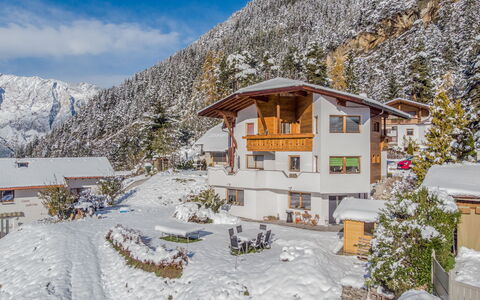 Ötz 150: Bâtiment, Plante, Neige, Ciel, Fenêtre, Montagne, Nuage, Maison, Arbre, Pente