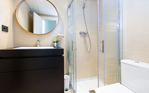 Creativo: Salle De Bains, Pièce, Propriété, Design Intérieur, Luminaire Plomberie, Robinet, Architecture, Tuile, Porte, Porte De Douche