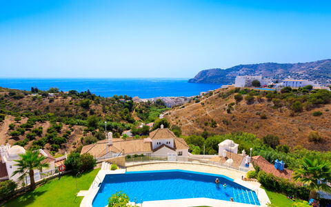Creativo: Propriété, Piscine, Paysage Naturel, Recours, Immobilier, Vacances, Biens, Maison, Bleu Azur, Bâtiment