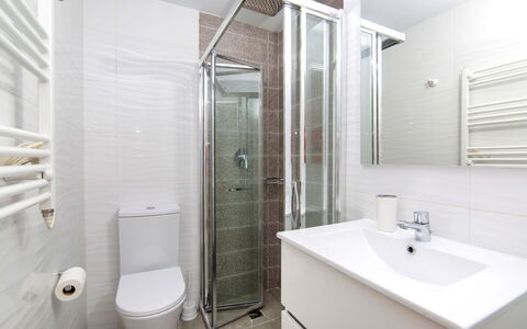Calpe Beach i: Salle De Bains, Propriété, Pièce, Design Intérieur, Immobilier, Architecture, Tuile, Robinet, Luminaire Plomberie, Bâtiment