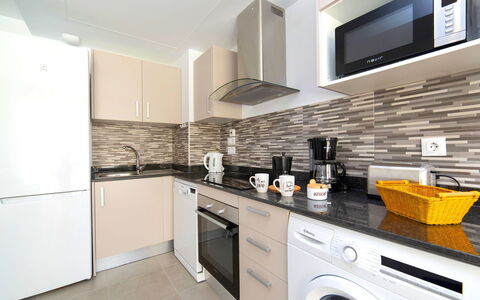 Calpe Beach i: Propriété, Comptoir, Pièce, Cuisine, Cabinetry, Meubles, Design Intérieur, Bâtiment, Jaune, Maison