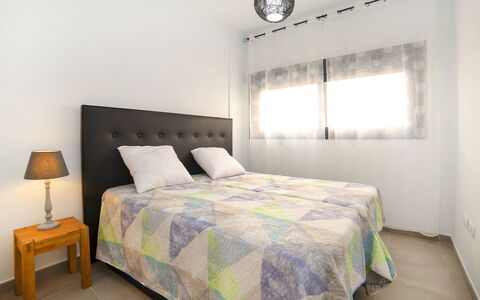 Calpe Beach i: Chambre, Lit, Drap De Lit, Meubles, Literie, Propriété, Pièce, Cadre De Lit, Housse De Couette, Mur