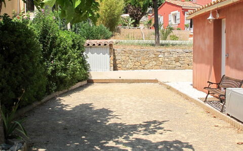 Le Cabanon: Plante, Ciel, Surface De La Route, Ombre, Bâtiment, Lot Terre, Arbre, Herbe, Quartier, Immobilier