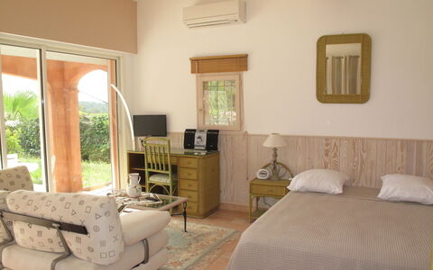 Le Cabanon: Pièce, Meubles, Chambre, Propriété, Design Intérieur, Drap De Lit, Cadre De Lit, Lit, Bâtiment, Literie