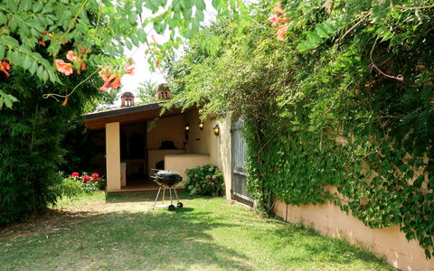 Marina: Propriété, Maison, Immobilier, Cour, Domicile, Bâtiment, Arrière-Cour, Botanique, Jardin, Arbre