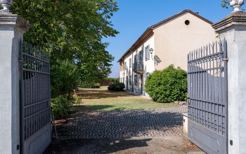 Marina: Neige, Ciel, Montagne, Fenêtre, Nuage, Bâtiment, Maison, Pente, Arbre, Chalet