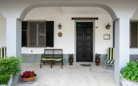 Casa della Peschiera: Plante, Propriété, Fenêtre, Bâtiment, Pot De Fleur, Plante D'Appartement, Architecture, Design Intérieur, Porte, Maison