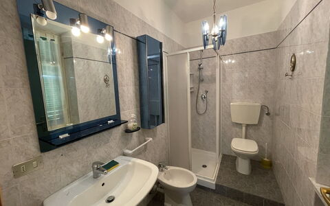 Casa della Peschiera: Miroir, Luminaire Plomberie, Robinet, Propriété, Évier, Salle De Bains, Tete De Douche, Violet, Douche, Éclairage