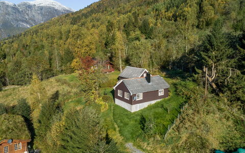 Eiketun: Herbe, Maison, Chalet, Toit, Zone Rurale, Domicile, Paysage, Montagnes, Colline, Prairie