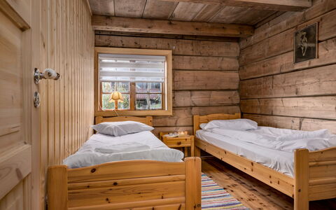 Eiketun: Chambre, Bois, Meubles, Lit, Design Intérieur, Sol, Sol, Lit Superposé, Pièce, Plafond