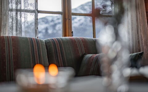 Eiketun: Meubles, Design Intérieur, L'Hiver, Salon, Pièce, Chaise, Traitement De Fenetre, Daylighting, Rideau