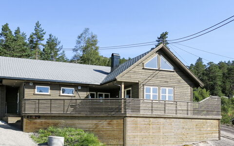 Doghouse: Ciel, Plante, Propriété, Fenêtre, Bâtiment, Arbre, Maison, Lot Terre, Bois, Chalet