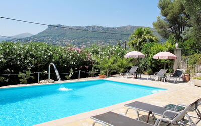 Vence 609: L'Eau, Ciel, Propriété, Piscine, Plante, Bleu Azur, Arbre, Chaise, Ombre, Bâtiment