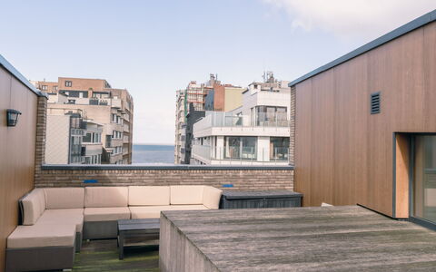Rooftop Breeze with Parking: Table, Plante, Fenêtre, Bâtiment, Arbre, Lot Terre, Paysage Naturel, Herbe, Tableau De Plein Air, Chaise