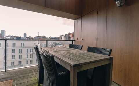 Rooftop Breeze with Parking: Table, Plante, Fenêtre, Bâtiment, Arbre, Lot Terre, Paysage Naturel, Herbe, Tableau De Plein Air, Chaise