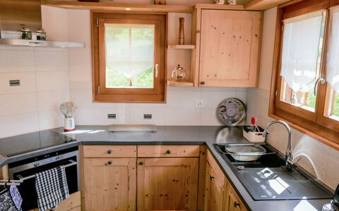 Nendaz 635: Pièce, Comptoir, Cabinetry, Meubles, Propriété, Évier, Cuisine, Bâtiment, Design Intérieur, Maison