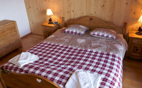 Nendaz 635: Chambre, Lit, Meubles, Pièce, Cadre De Lit, Drap De Lit, Propriété, Literie, Bois, Mur