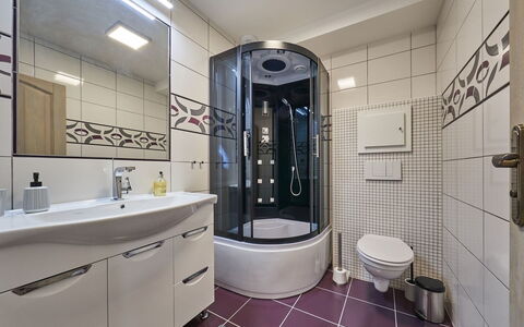 Na Pomezkách: Salle De Bains, Propriété, Pièce, Design Intérieur, Tuile, Bâtiment, Immobilier, Architecture, Plafond, Luminaire Plomberie