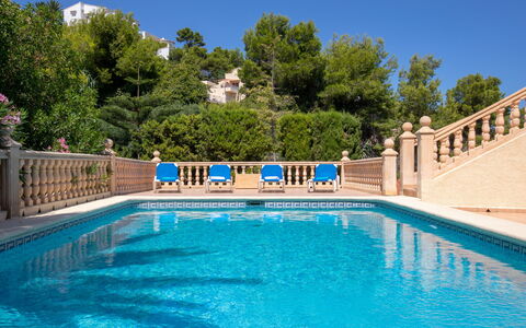 Villa Bellevue: L'Eau, Ciel, Plante, Piscine, Bâtiment, Bleu Azur, Arbre, Plan D'Eau, Loisir, Rectangle