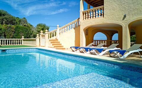 Villa Bellevue: L'Eau, Propriété, Plante, Piscine, Ciel, Bleu Azur, Nuage, Bâtiment, Ombre, Arbre