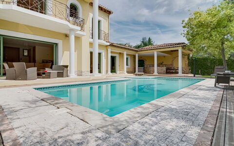 Caliopa: L'Eau, Propriété, Ciel, Bâtiment, Bleu Azur, Piscine, Nuage, Design Intérieur, Arbre, Fenêtre