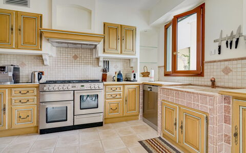 Caliopa: Cabinetry, Pièce, Meubles, Comptoir, Cuisine, Propriété, Tuile, Sol, Design Intérieur, Bâtiment