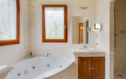 Caliopa: Salle De Bains, Pièce, Propriété, Armoire De Toilette, Accessoire Salle De Bain, Mur, Design Intérieur, Tuile, Maison, Sol