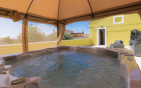 Evelina: Propriété, Piscine, Jacuzzi, Immobilier, Loisir, Ombre, Bâtiment, Maison, Pièce, Domicile
