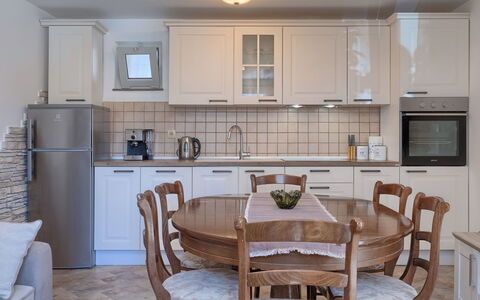 Evelina: Pièce, Meubles, Propriété, Design Intérieur, Bâtiment, Cuisine, Salle À Manger, Sol, Table, Maison