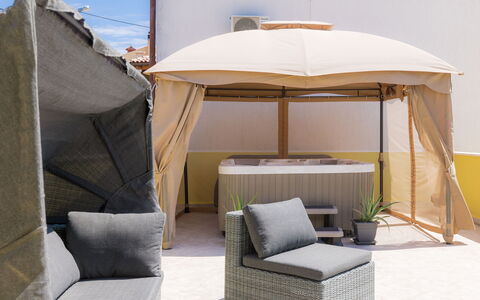 Evelina: Meubles, Propriété, Photographier, Blanc, Ombre, Confort, Mobilier De Jardin, Ciel, Parapluie, Tente