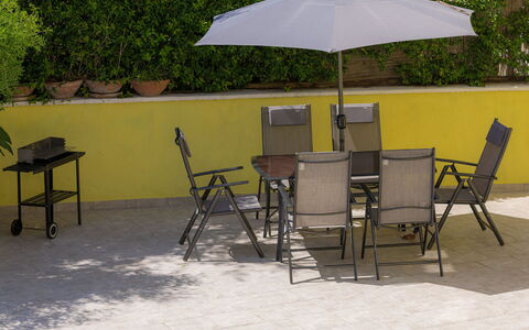 Evelina: Table, Meubles, Plante, Chaise, Parapluie, Tableau De Plein Air, Ombre, Mobilier De Jardin, Design Intérieur, Arbre
