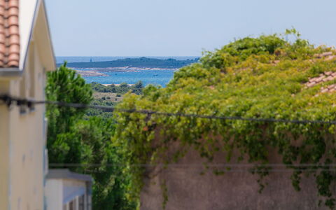 Evelina: Ciel, Plante, Bâtiment, Bleu Azur, L'Eau, Fenêtre, Plan D'Eau, Lot Terre, Paysage, Couverture De Sol