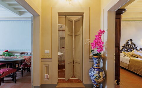 Appartamento Zefferini: Meubles, Bâtiment, Porte, Design Intérieur, Table, Décoration, Bois, Fleur, Jaune, Sol