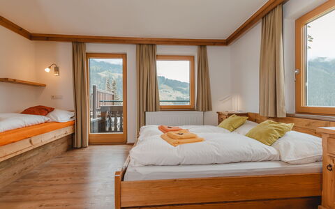 Mitteregg: Meubles, Propriété, Fenêtre, Confort, Bâtiment, Bleu Azur, Bois, Orange, Textile, Design Intérieur