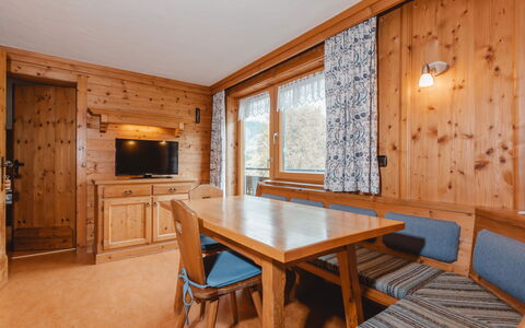 Mitteregg: Table, Meubles, Propriété, Cabinetry, Bois, Bâtiment, Comptoir, Design Intérieur, Architecture, Sol