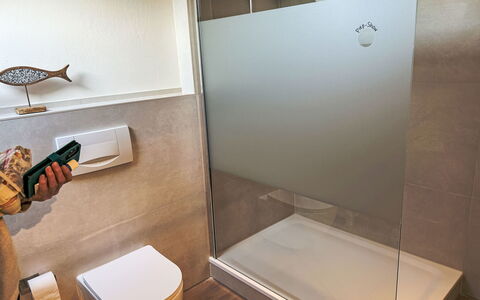 Lona: Luminaire Plomberie, Salle De Bains, Design Intérieur, Sol, Sol, Plomberie, Tuile, Verre, Pièce, Robinet