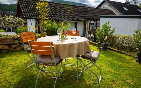 Haus am Berg der Osterräder: Plante, Nuage, Table, Propriété, Meubles, Bâtiment, Ciel, Chaise, Tableau De Plein Air, Maison