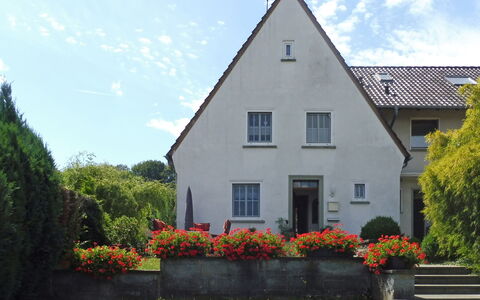 Haus am Berg der Osterräder: Plante, Ciel, Bâtiment, Nuage, Fleur, Propriété, Fenêtre, Maison, Lot Terre, Arbre