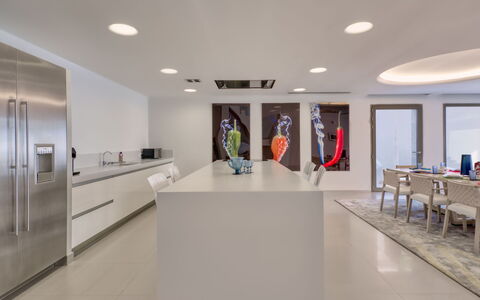 Emma on the Roc: Design Intérieur, Plafond, Propriété, Pièce, Bâtiment, Éclairage, Meubles, Maison, Architecture, Comptoir