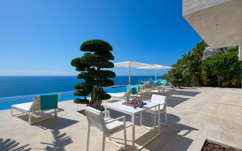 Emma on the Roc: Propriété, Ciel, Immobilier, Maison, Vacances, Architecture, Bleu Azur, Bâtiment, Mer, Recours