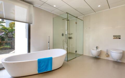 Emma on the Roc: Luminaire Plomberie, Propriété, Baignoire, Bâtiment, Plante, Fenêtre, Design Intérieur, Salle De Bains, Porte