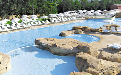 Fayence 643: L'Eau, Ressources En Eau, Bleu Azur, Plante, Arbre, Paysage Naturel, Piscine, Cotiers Et Relief Océaniques, Loisir, Paysage