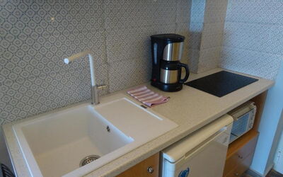Studio 1.3: Robinet, Propriété, Comptoir, Évier, Cabinetry, Luminaire Plomberie, Lavabo, Bois, Cuisine, Design Intérieur