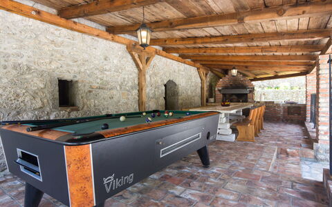 Natura: Pièce, Propriété, Salle De Récréation, Salle De Billard, Table, Meubles, Jeux, Jeux Et Sports D'Intérieur, Bassin, Bâtiment